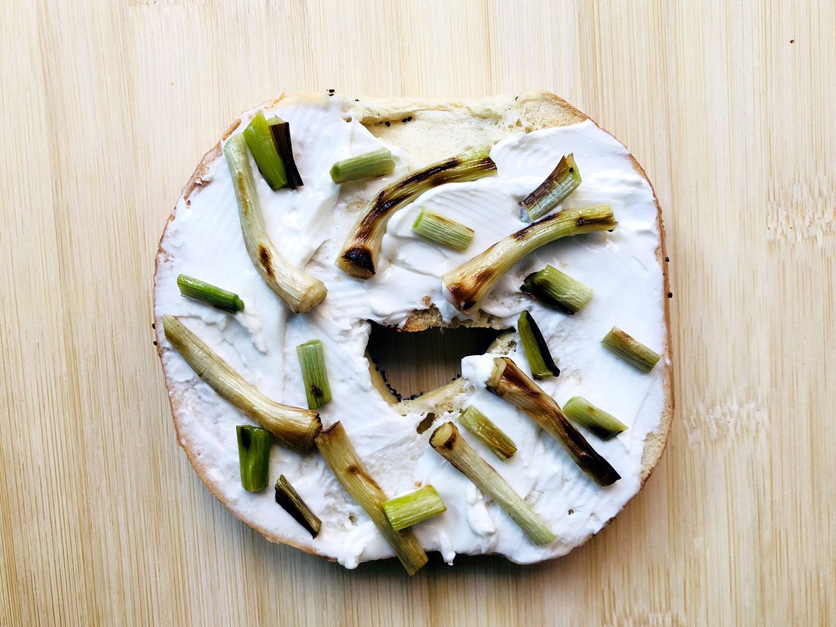 La #receta del #desayuno de hoy: #bagel con queso crema y ajos tiernos. 🥯👌🏻
