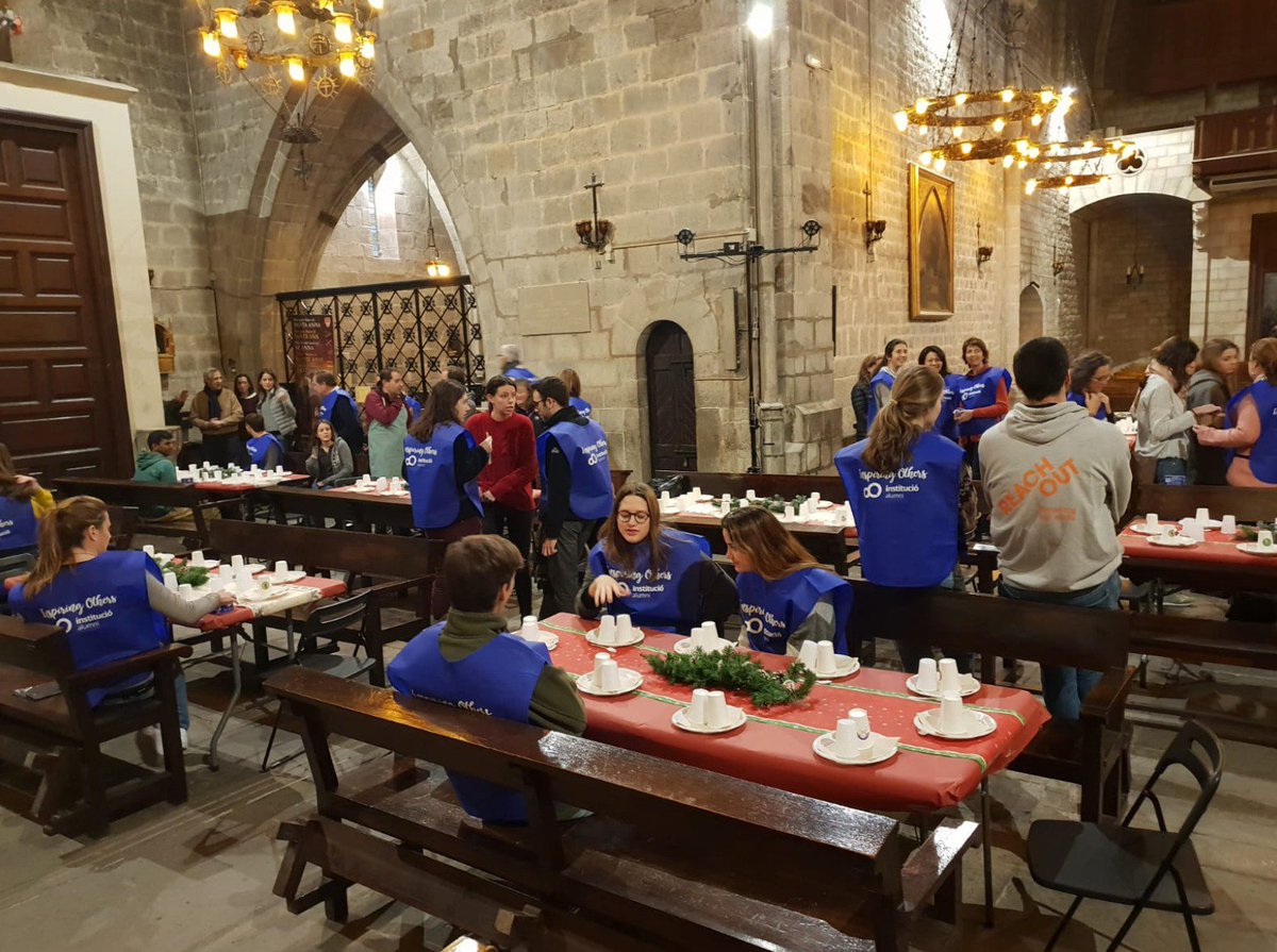 La_Farga's tweet photo. Esmorzar solidari de Reis, tot un èxit!
Avui, 5 de gener, ha estat l’esmorzar solidari a l'Església de Santa Anna, on més de 250 persones necessitades han rebut un esmorzar nadalenc a més d'un lot de roba d'abric. https://t.co/XdEf78m1K6 https://t.co/fgPtLkWZ2D