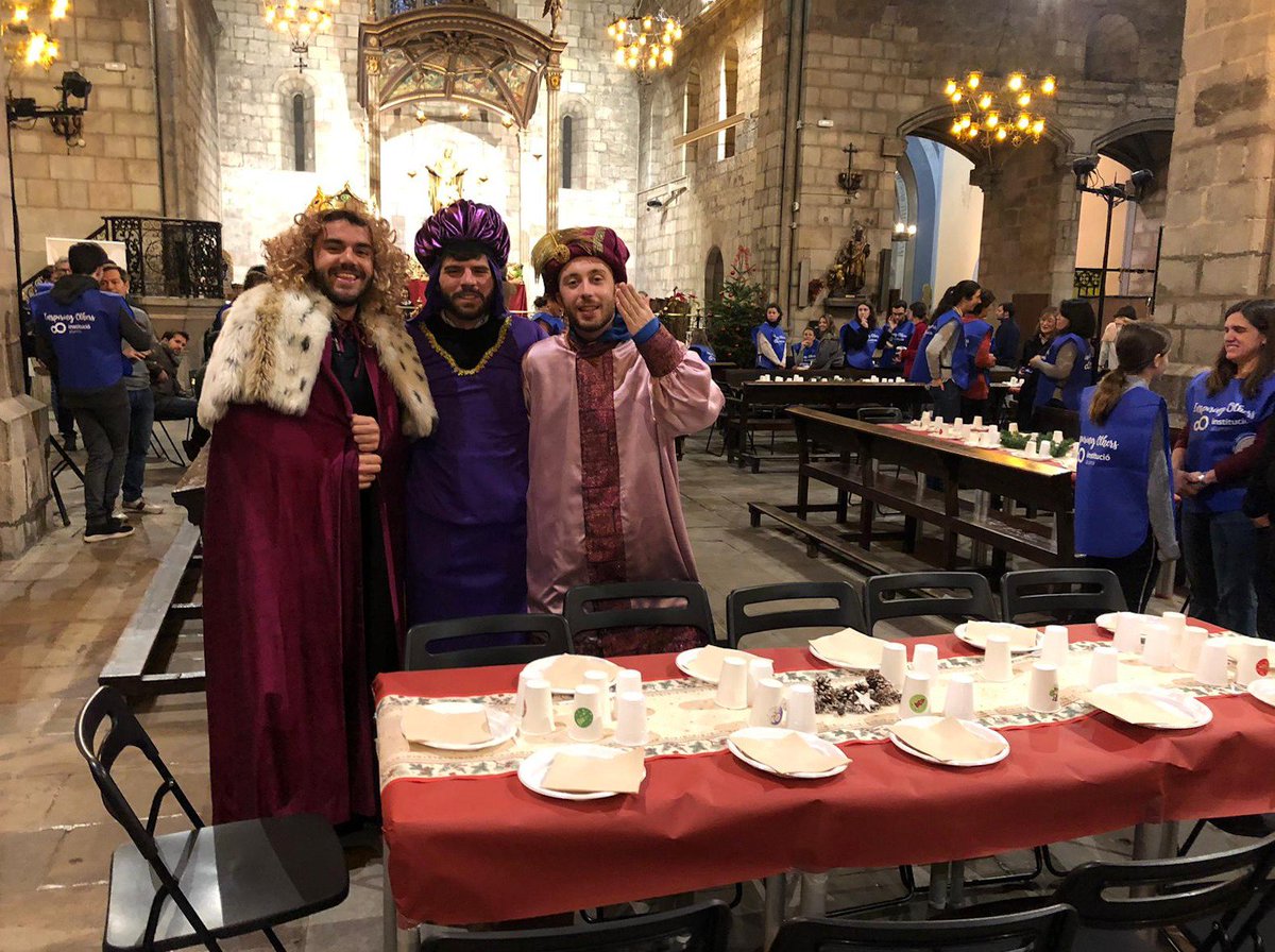 La_Farga's tweet photo. Esmorzar solidari de Reis, tot un èxit!
Avui, 5 de gener, ha estat l’esmorzar solidari a l'Església de Santa Anna, on més de 250 persones necessitades han rebut un esmorzar nadalenc a més d'un lot de roba d'abric. https://t.co/XdEf78m1K6 https://t.co/fgPtLkWZ2D