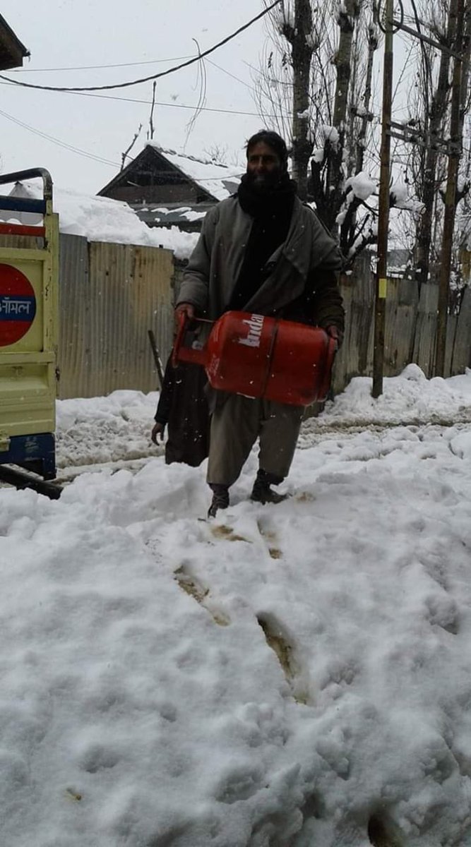 iocljk's tweet photo. Maintaining Supply Lines of an essential commodity in Indian Kitchen is really an arduous task when rural roads are capped with 2 feet snow. Delivery of Indane refills at Beerwah, Budgam, J&amp;K. Hats Off to soldiers of @IndianOilcl @ioclpunjab @DirMktg_iocl https://t.co/cKYv2I10zV