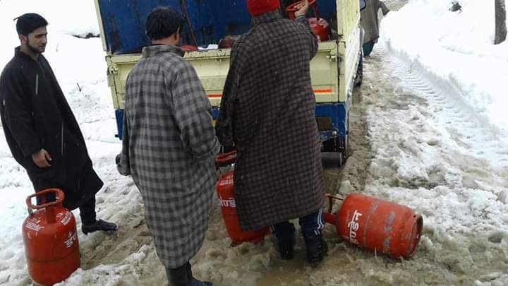 iocljk's tweet photo. Maintaining Supply Lines of an essential commodity in Indian Kitchen is really an arduous task when rural roads are capped with 2 feet snow. Delivery of Indane refills at Beerwah, Budgam, J&amp;K. Hats Off to soldiers of @IndianOilcl @ioclpunjab @DirMktg_iocl https://t.co/cKYv2I10zV