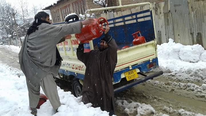 iocljk's tweet photo. Maintaining Supply Lines of an essential commodity in Indian Kitchen is really an arduous task when rural roads are capped with 2 feet snow. Delivery of Indane refills at Beerwah, Budgam, J&amp;K. Hats Off to soldiers of @IndianOilcl @ioclpunjab @DirMktg_iocl https://t.co/cKYv2I10zV