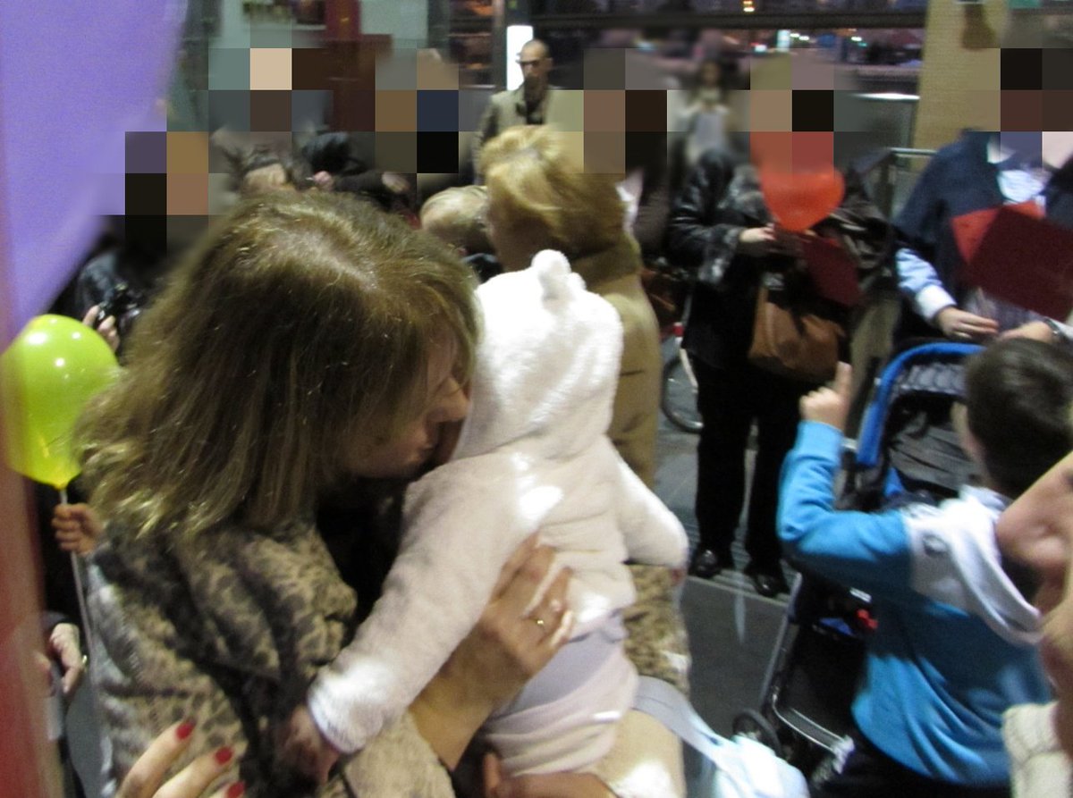 Para compensar la historia de los momentos duros que vivimos, dejadme que os cuente uno precioso, muy personal.
En esta semana se cumplen 5 años del momento en que el Hilo Rojo del destino deshizo el último nudo que nos separaba de nuestro pequeño dragón.