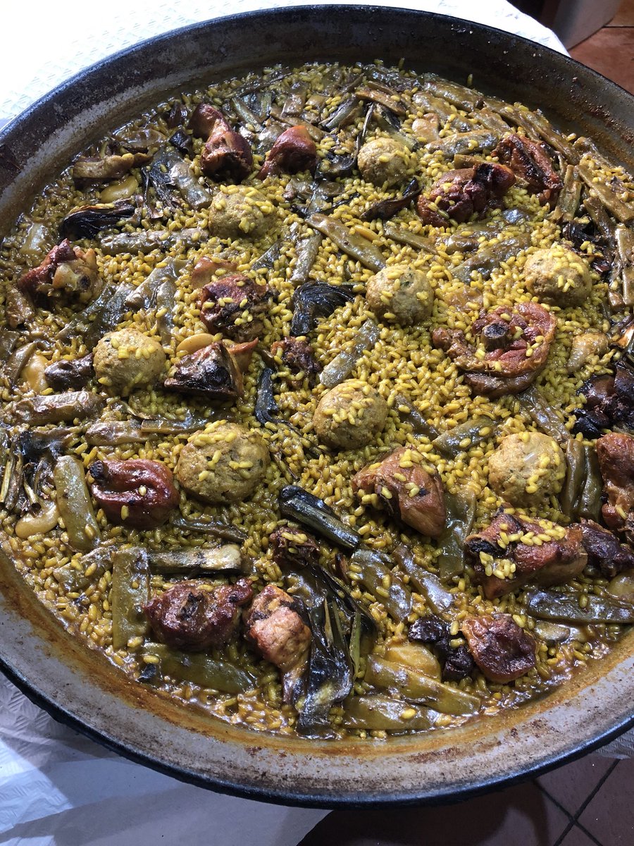 CalDimoni's tweet photo. Continuamos con las paellas con pelotas 🥘🔥😍 #paella #FelizSabado #caldimoni https://t.co/9LFWxfb0ge