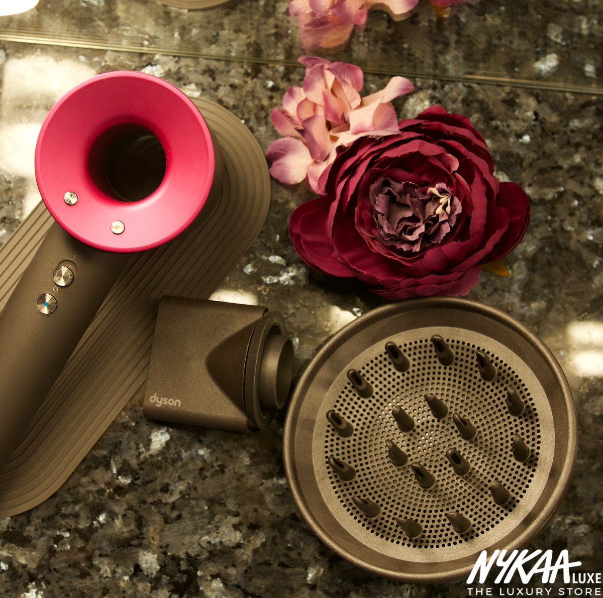 MyNykaa's tweet image. Engineered for balance! ⭐

⚠️ Offer: Complimentary pink hand crafted leather case on all purchases.

Shop Here: bit.ly/shopdysondryer

#Dyson #DysonHair #DysonTech #Nykaa #NykaaLuxe #NewAtNykaa #NewLaunch #Hair #HairCare #HairStyling #Beauty