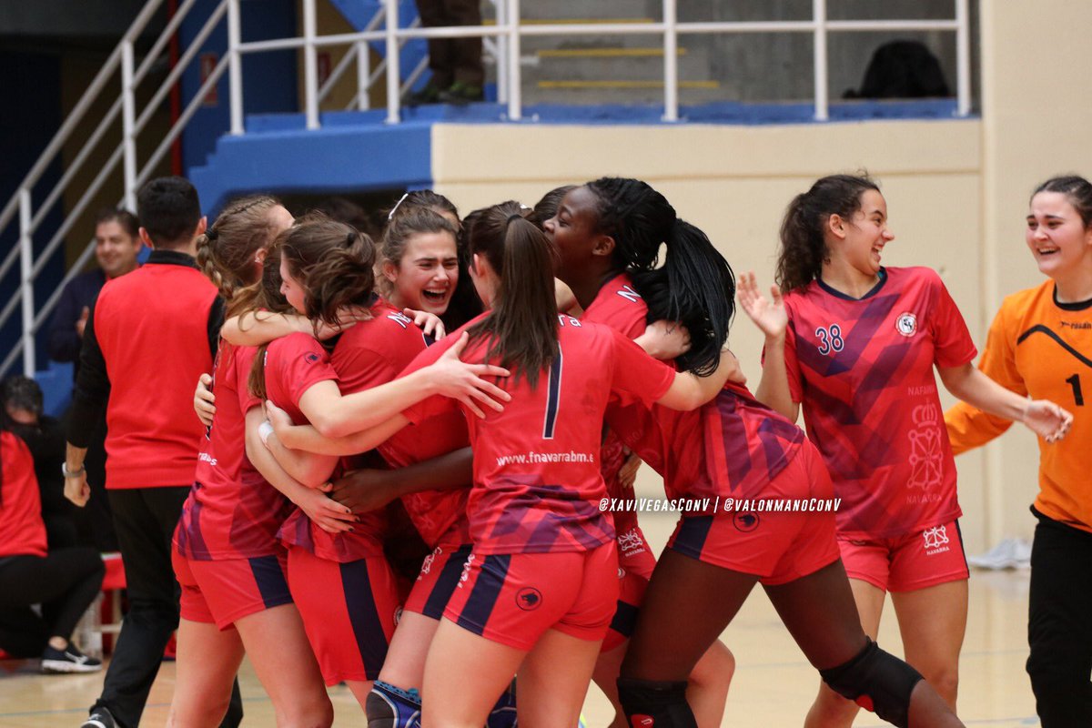ValonmanoConV's tweet photo. 📸 Sufrida victoria de Navarra ante la todopoderosa Madrid que se queda fuera de la lucha por el podium de Campeonato Juvenil Femenino ❗️

👉 Excelsa Lyssa, Eider y Olalla bajo palos 🔝🙌 https://t.co/8igFKVXI4O