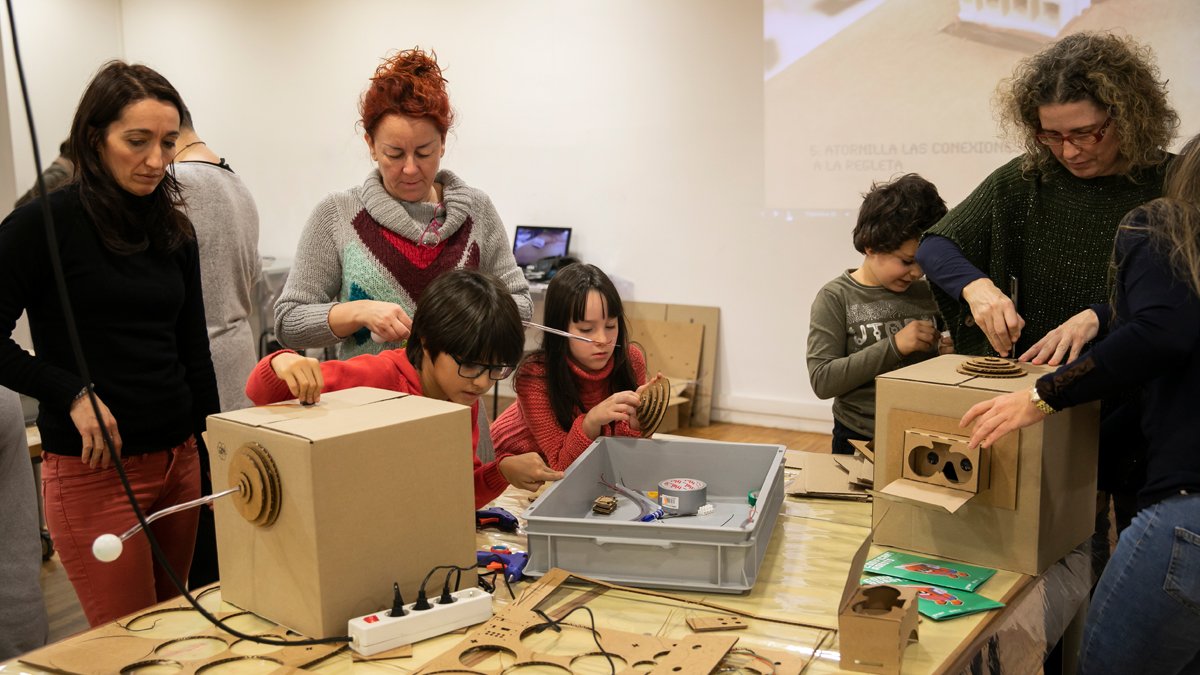 CosmoCaixa_CAT's tweet image. #AraCosmo Els assistents a Codificant robots treballen en grup per activar les habilitats dels seus androides. Per aconseguir-ho hauran d’obtenir el codi binari que les dirigeix. Ho aconseguiran?