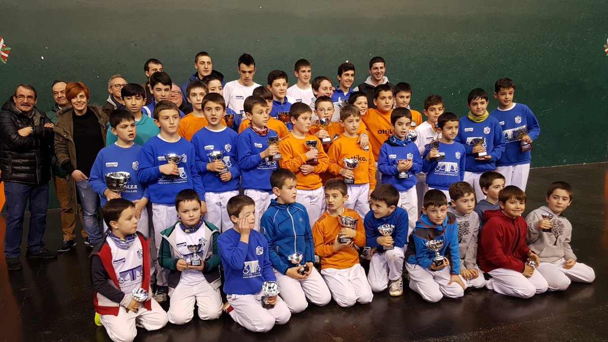 Gabon Kopa 2019. #eskupilota .
.
.
.
.
.
#urretxu #gabonak #pilota #kopa #gabonkopa #finala #kirola #gazteak #euskalpilota #pelotamano #copa #navidad #final #deporte #jovenes #saribanaketa #premios #ederrena #frontoia #fronton
