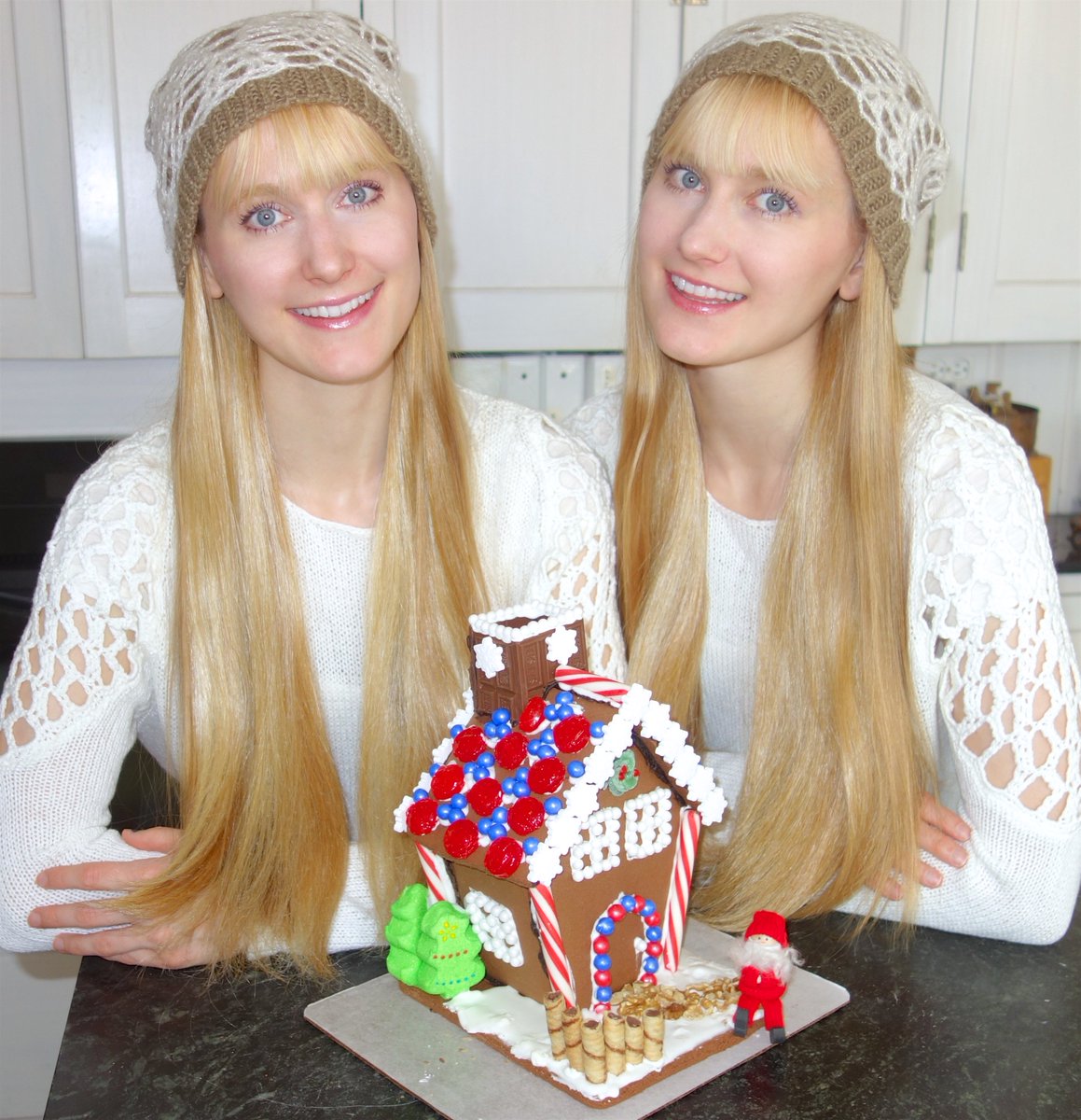 HarpTwins's tweet image. Today is the 12th day of Christmas!✨ To celebrate we made a gingerbread house! Nisse approves! 😊😊
So we encourage you to light some candles, make a mug of hot cocoa, put on your comfiest clothes, and enjoy our festive playlist one last time this season: youtu.be/HwkFx6gRoM4?li…