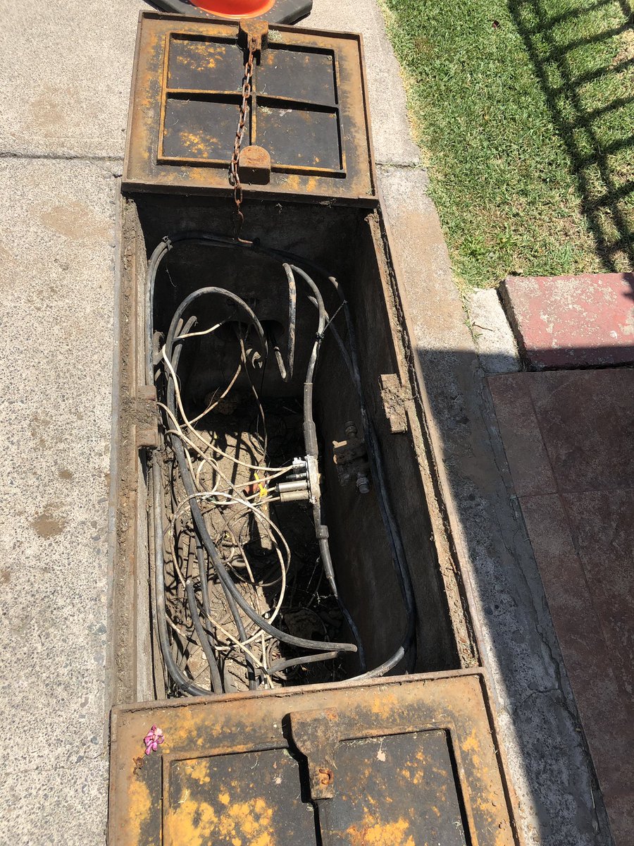 exequielaedo's tweet photo. @VTRsoporte @VTRChile el Jueves personas de VTR estuvieron trabajando en la puerta de mi casa y dejaron las tapas abiertas y solo un cono para evitar que haya un accidente...o piensan dejar así hasta cuando?
Favor una respuesta
Saludos https://t.co/KYVpWuEYZB