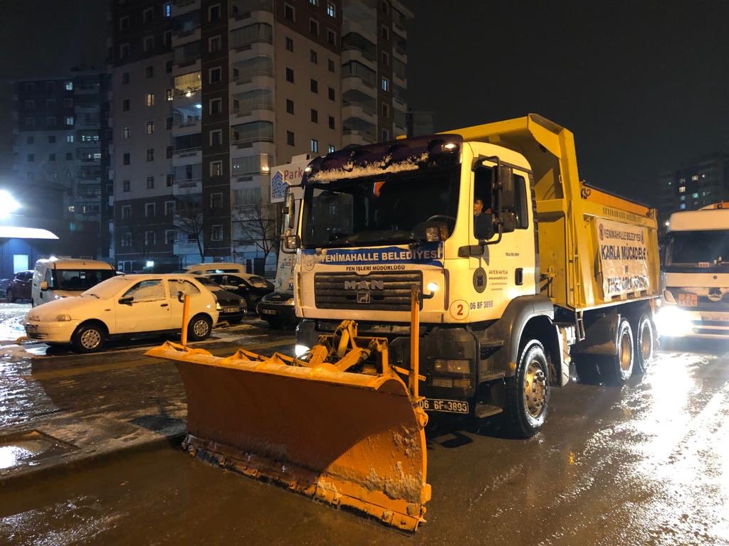 Meteorolojik verilere göre sabaha karşı etkisi arttırması beklenen kar yağışının sebep olabileceği olumsuzlukları en aza indirmek için ekiplerimiz teyakkuzda bekliyorlar. Tüm vatandaşlarımıza güzel bir pazar günü diliyorum.
