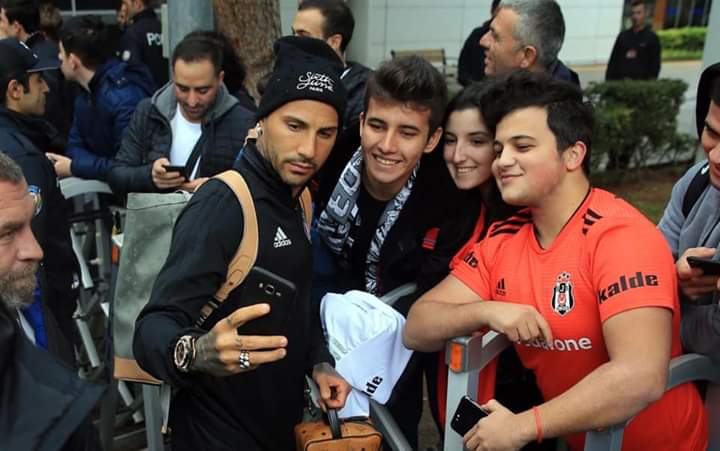 Quaresma'ya destek, Oğuzhan'a tepki
Beşiktaş'ımız Antalya'da 
 Taraftarlar Q7'ye yoğun sevgi gösterilerinde bulundu 🦅🦅🦅