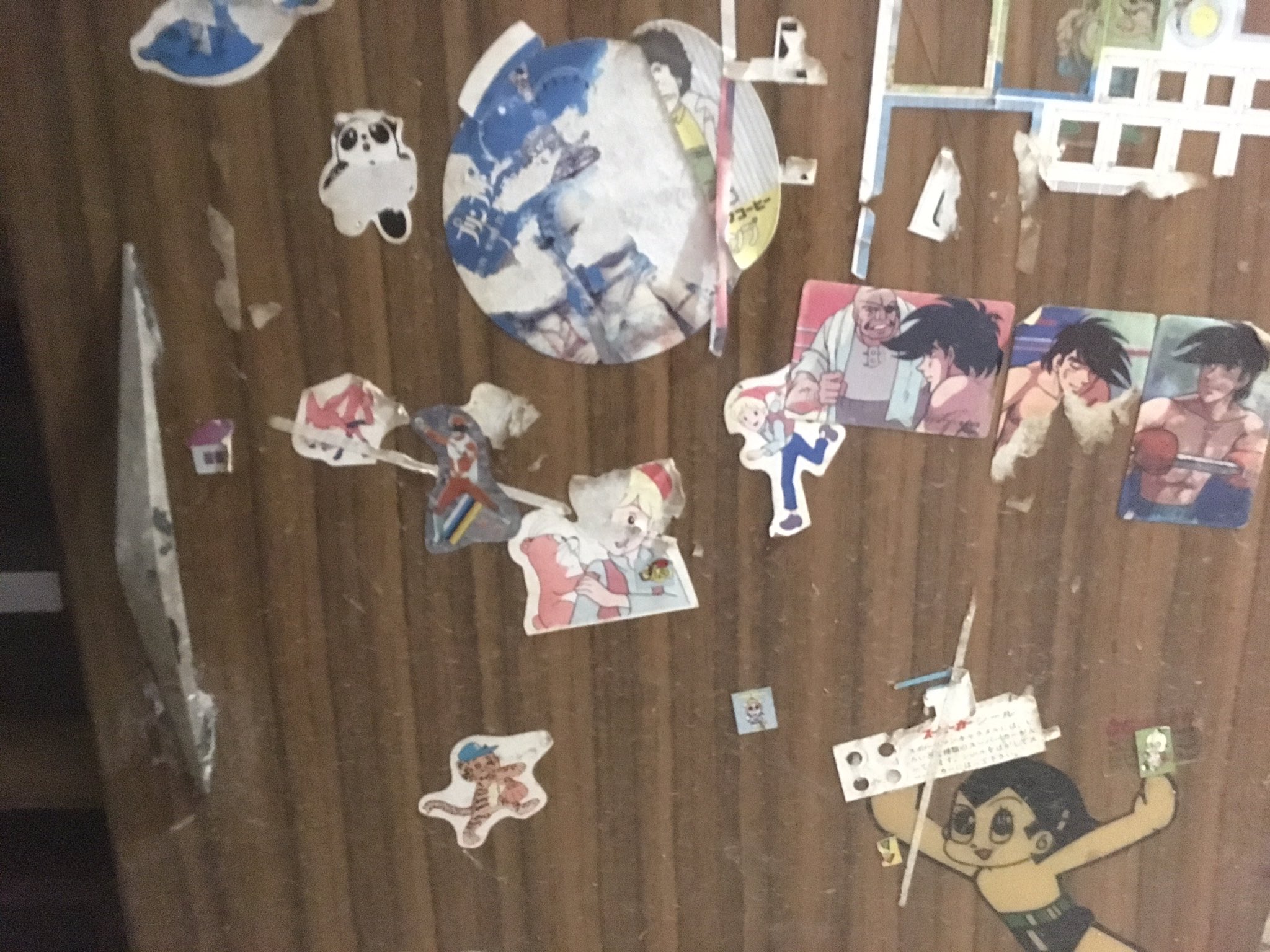 ボスコニアン ご多分に漏れずタンスにシール貼ってますね ニルスのふしぎな旅とプリンプリン物語からnhk率やや高目 あした のジョーはグリコのカプリコのおまけシールだた記憶 T Co Crl79aylbz Twitter