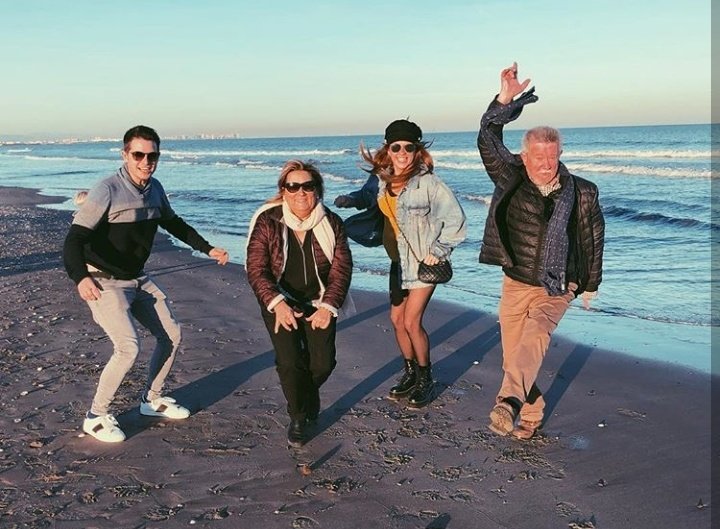 COLORADAMEDINA's tweet photo. Tem coisa melhor que familia ❤ desconheço https://t.co/yEnbvPjs5W