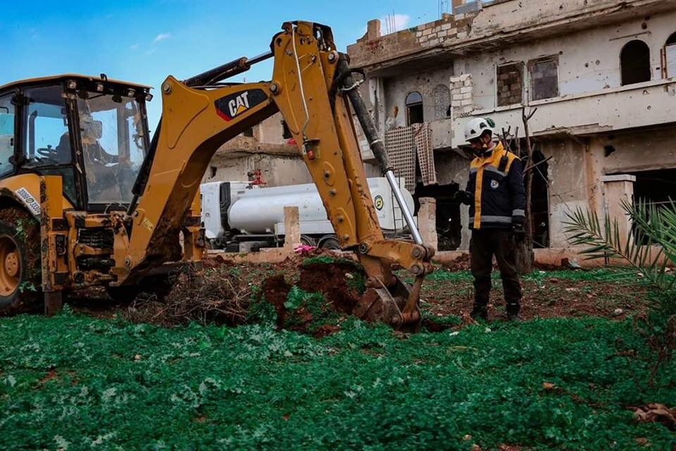 SyriaCivilDefe's tweet photo. حملة " للتشجير " مستمرة لليوم الثالث على التوالي والتي أطلقتها فرق الدفاع المدني في مدينة #مورك، تضمنت إعادة تأهيل كلاً من الحدائق والمدارس والساحات العامة بالمدينة، ويذكر أن قرى وبلدات الشمال السوري تتعرض للعديد من حملات القصف والحرق والقطع.
#الخوذ_البيضاء https://t.co/cjMXtTaT0e