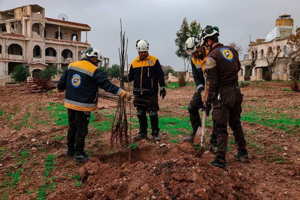 SyriaCivilDefe's tweet photo. حملة " للتشجير " مستمرة لليوم الثالث على التوالي والتي أطلقتها فرق الدفاع المدني في مدينة #مورك، تضمنت إعادة تأهيل كلاً من الحدائق والمدارس والساحات العامة بالمدينة، ويذكر أن قرى وبلدات الشمال السوري تتعرض للعديد من حملات القصف والحرق والقطع.
#الخوذ_البيضاء https://t.co/cjMXtTaT0e