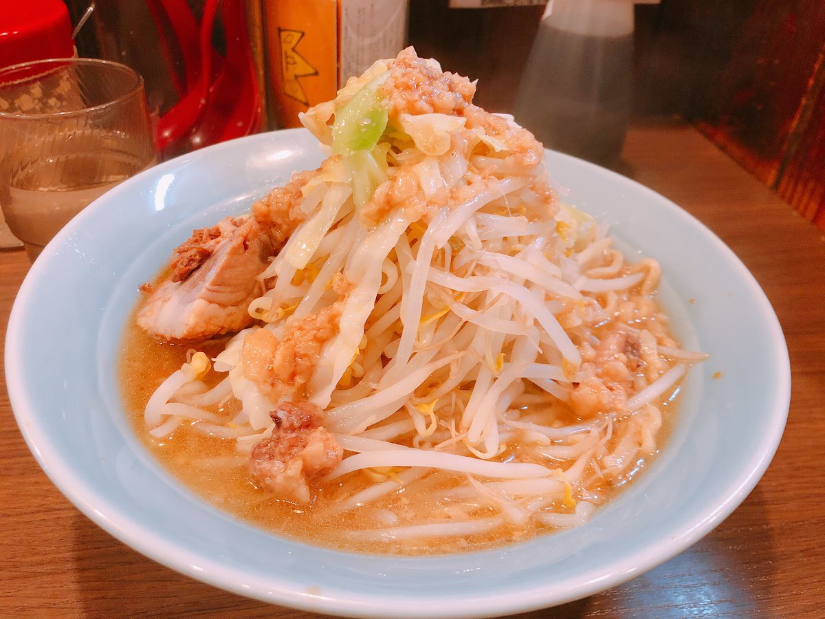 ADAMat1026's tweet photo. 久々にタバコを吸って「まずっ！くさっ！今までこんなの吸ってた自分が信じられない！」と感じるように、久々にラーメン食べた夜、同じように「まずっ！」って感じられるならきっと僕らは痩せられるのに。
なんでラーメンは毎日でも久々でもこんなに美味しいの？

ラーメン、君たちはいつでも美しい。 https://t.co/5ZgBC9nqqP