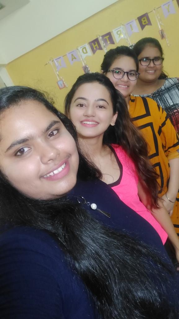 HELLA_SIM's tweet photo. How great m feeling to posing with u Princess.... ❤❤❤
@OfficialHelly7 @Kapoorkhushi18 
🙈😍
Really m first tym loving my selfies 💋💘💘 https://t.co/2mWsYuGdF6