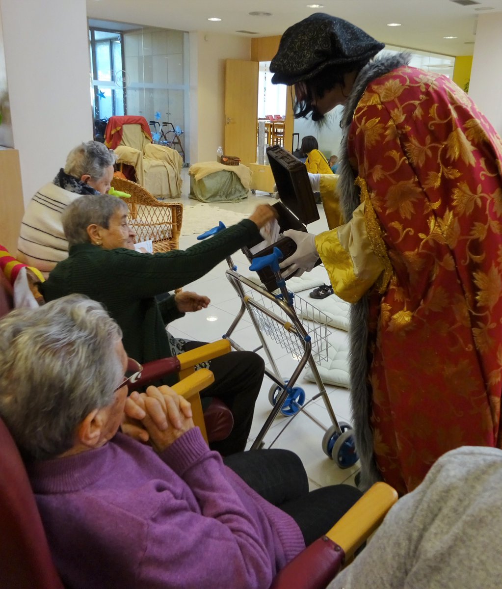 vic_educacio's tweet photo. 📷El Patge Reial va venir a l'#EFMV "El Remei" de #Vic i va marxar ben carregat amb les cartes dels infants i els desitjos que van escriure els avis del centre de dia Sant Jordi per entregar-los a Srs. Majestats 👑👑👑 https://t.co/t19hIXUn0p