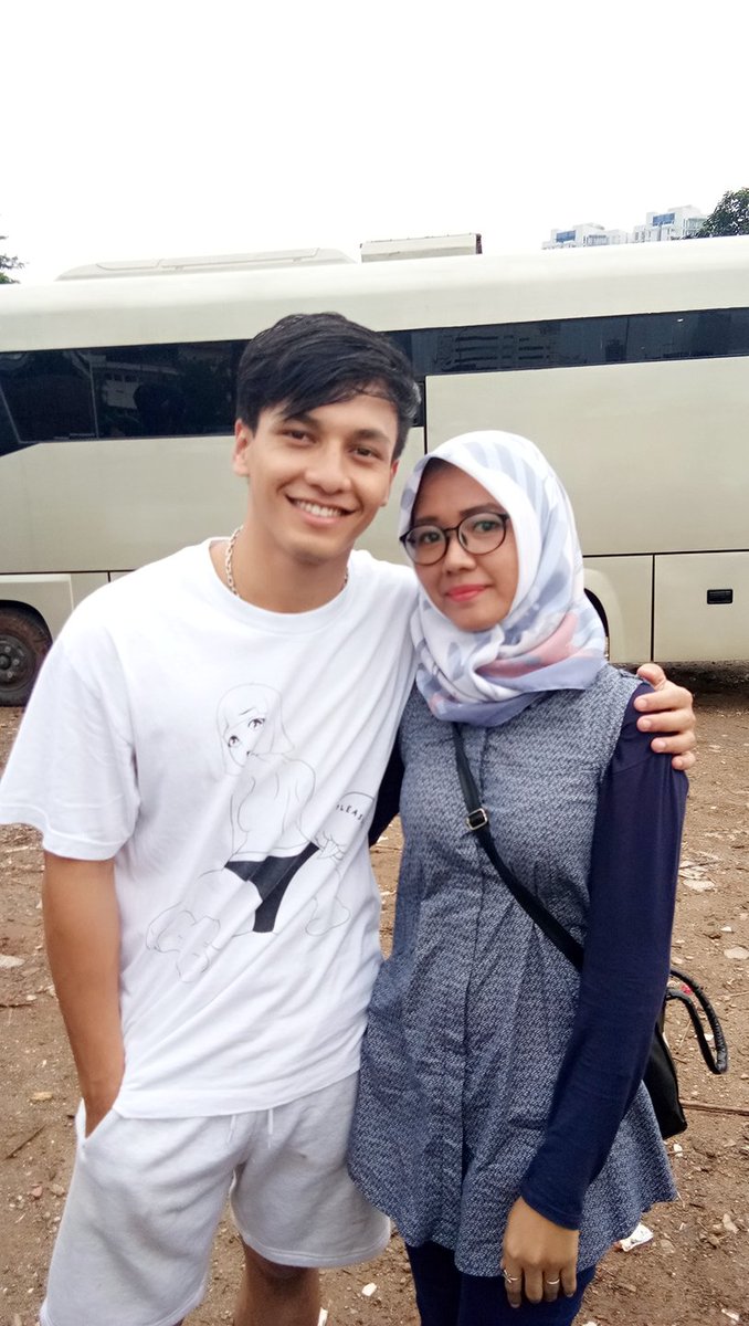 KAdlycious's tweet photo. Bang temenin neng nonton Dreadout dunkkss hihi tapi jangan minta traktir ya boke neh😂 https://t.co/8b6spdZBCB