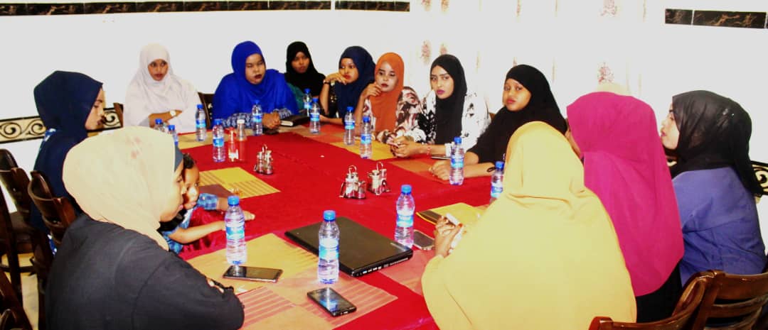 N_abdirizak's tweet photo. Wuxuu ahaa kulan ay isku xog waraysteen qaar ka mida Gabdhaha ururo ay leeyihiin gabdhaha suxufiyiinta ah ee Somalia iyo Puntland,  Sida Nugaal Female Journalis #NUFJO, Women In Media Initiative @WIMI_initiative, iyo Media Women Network #MWN.

#TogetherWeCanDo https://t.co/OX0FY968eZ
