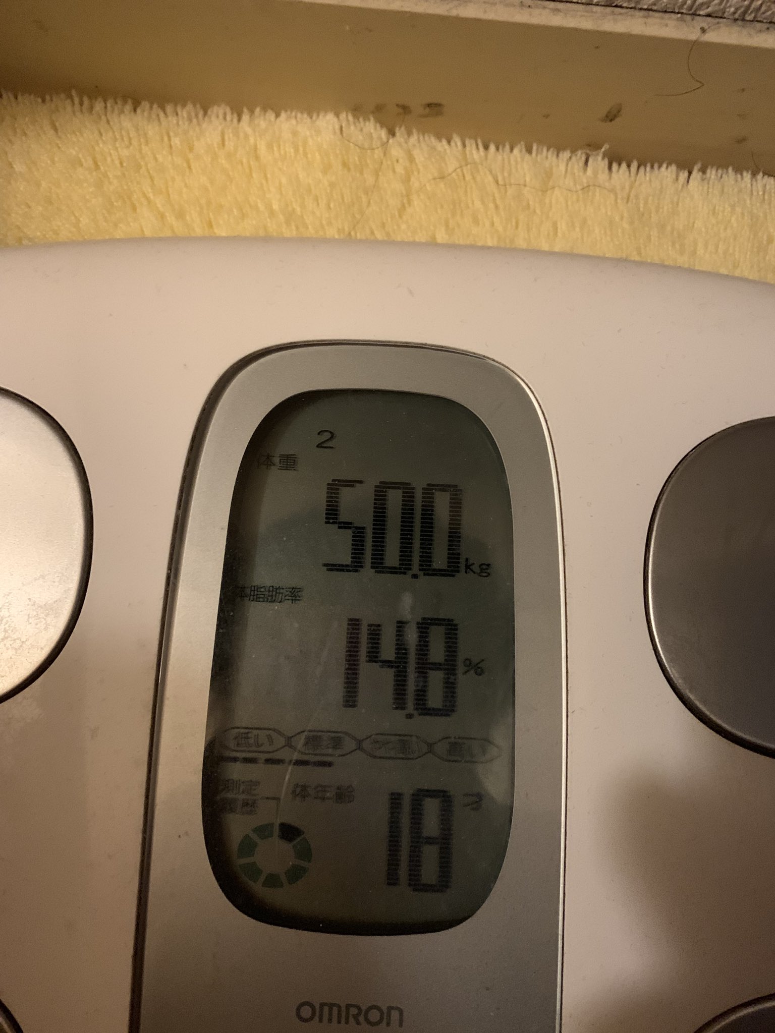 リ 最近太ってきたなと思って体重測ったら 3キロ 体脂肪率7 だった 体重はまだ軽いけど 体脂肪の増え方がえげつない 8 とかだったはずなのに T Co Jbyggzliym Twitter