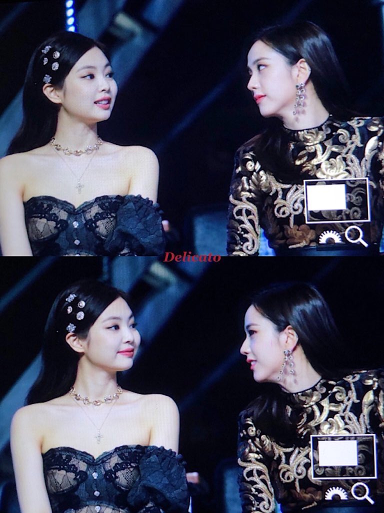 BLACKPINKLLSAM's tweet photo. สมาชิกในวงพยายามทำให้เจนรู้สึกดีขึ้นยิ้มมากขึ้น กับเป็นบลิ้งค์เองที่แตกแยกกันแต่กลับกันช่วงเวลานี้สาวๆเค้าพยายามให้กำลังใจกันและกันแล้วเค้าก็ต้องการกำลังใจจากเราด้วย ลองถามตัวเองดูนะว่าใช่บลิ้งรึป่าวถ้าใช่เราก็มาทำให้พวกเค้ายิ้มไปด้วยกันกับพวกเราเถอะ  #BLACKPINK_GDA #BLACKPINK https://t.co/twxO8FAA36