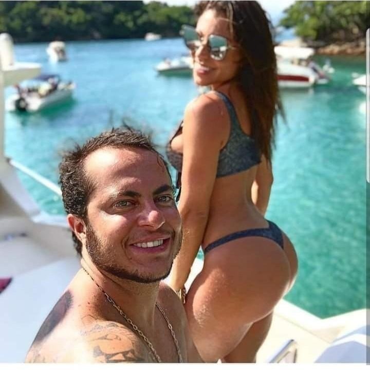 OGIoboBrasil's tweet photo. Escândalo: Filho de Jair Bolsonaro, Carlos é flagrado curtindo férias com musa: "há indícios de utilização de dinheiro de caixa dois", diz leitor. https://t.co/Yj16fRt1Bc