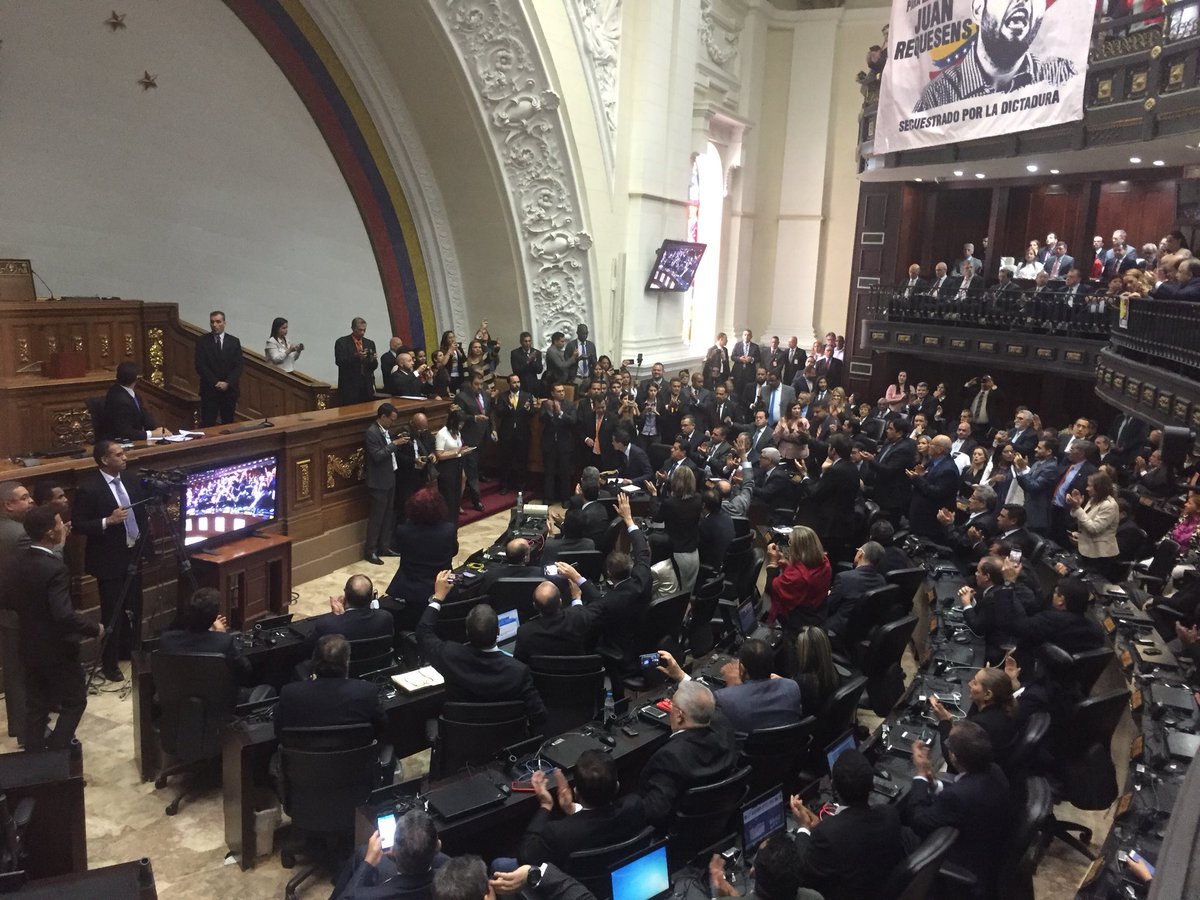 VoluntadPopular's tweet photo. Aprobaba de forma unánime la postulación del Dip. @jguaido para la presidencia de la @AsambleaVE en el período 2019-2020. #NuevaANPorLaLibertad https://t.co/QG0z6cbSvf