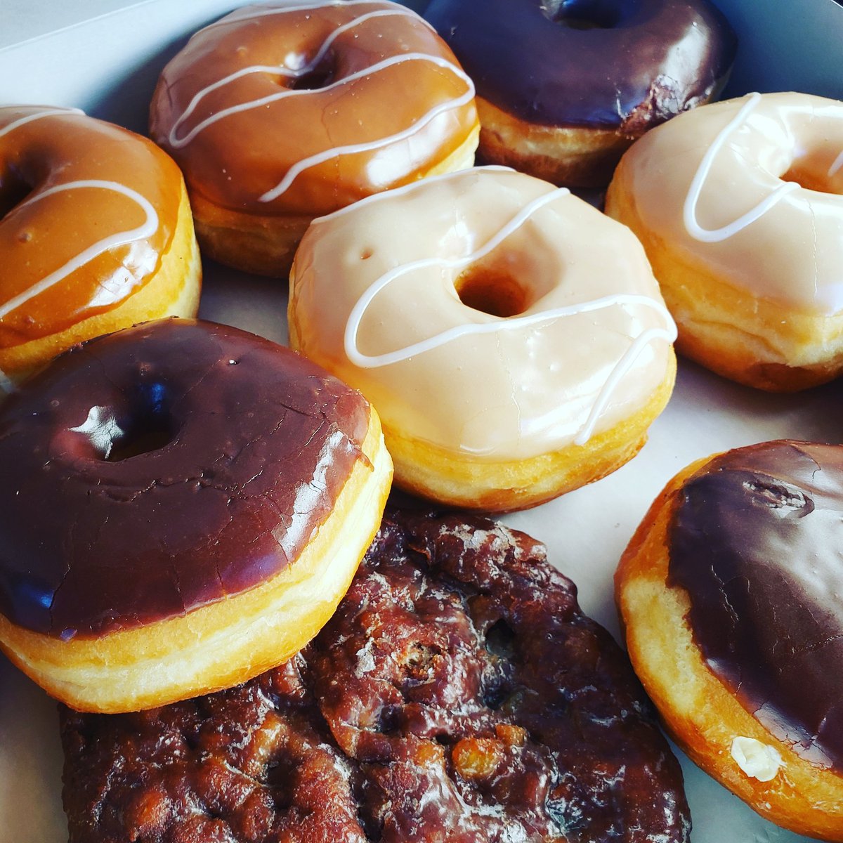 meleahsells's tweet photo. Donuts with my kids ❤
#bestdonutsaround
#thedonutbox
#bartletttn
#3cupsofcoffee
#openhousesignsout
#foodstagram
#realtorgram
#donutsquad
#memphis
#memphiseats
#901
#901food
#realtormomlife
#realestaterunson
#allthedonuts
#openhouseprep
#worththedrive
#lakelandtn https://t.co/G2EgAXVqwz