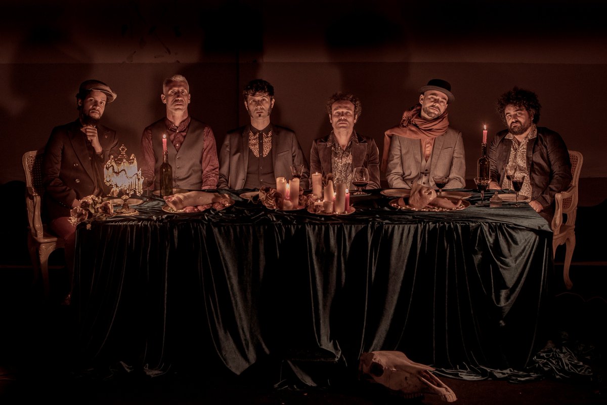 saxosdelaverno's tweet image. Hoy tenemos invitados a cenar en el Averno:Uno es #JuanPerezFajardo @THEFLYFACTORY y es al que estamos mirando mientras dispara su cámara. La otra es @IsisdeCoura y es la que responsable de que todo luzca tan infernal. Es un honor que formen parte de nuestra familia.