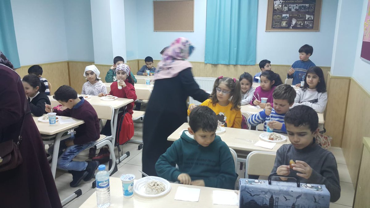 ebkadinaile's tweet photo. Öğrencilerimize Tavuk, pilav ve tatlı ikram eden velilerimize teşekkür ederiz. Allah kabul etsin.
#czarifoğlubilgievi #BiDünyaEtkinlik https://t.co/36kCNW2gSP