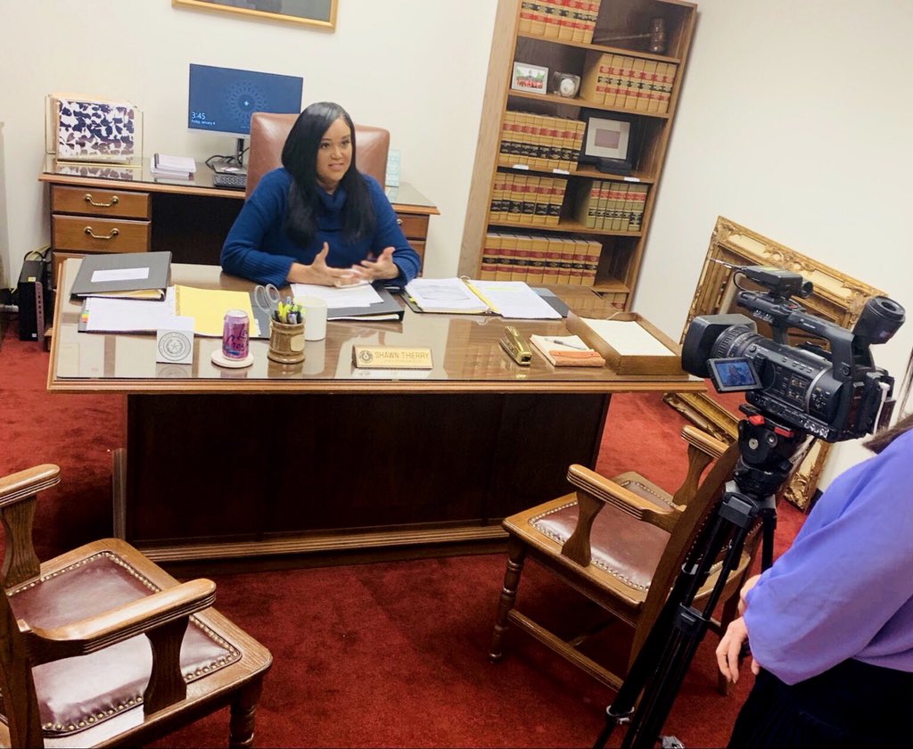 HonShawnThierry's tweet photo. I sat down w/ @TXCapTonight to discuss sensible, cost effective ways to combat the #opioidcrisis. Opioid Rx bottles sealed with red caps will alert Texans to the high-risks of these Schedule 11 drugs & remind to keep them away from our children.โ
#txlege #HB536 #bipartisanbill https://t.co/pJt24ylCkg