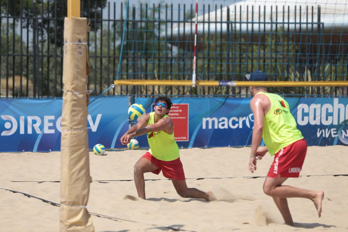 La dupla olímpica 🇨🇱 de Marco y Esteban Grimalt es protagonista de la primera fecha de la Liga Nacional de vóleibol playa en Peñalolén #ChileCompite