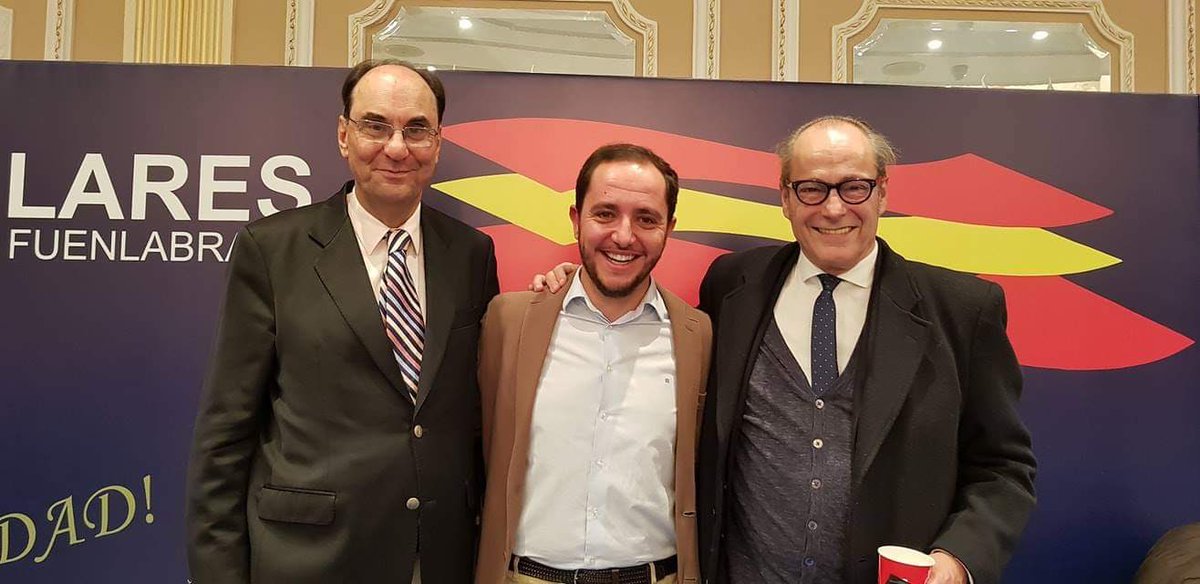 SeguimosFuenla's tweet photo. Querido @SergioLopezVF:

Unos se acercan a expresidiarios por terrorismo (que tienen opción de reinserción social al haber cumplido con lo que le impuso la Justicia).

Otros, como usted, se hacen fotos con falangistas que siguen apoyando el régimen franquista.

¿Apoyas esta foto? https://t.co/kTKyEwiWa1