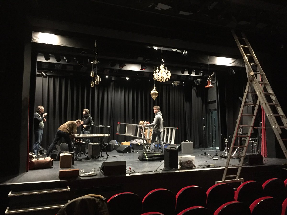 Opbouwen in <a href="/Hof88/">Theater Hof 88</a> vanavond volle bak! Check onze site voor speellijst jorislinssen.nl