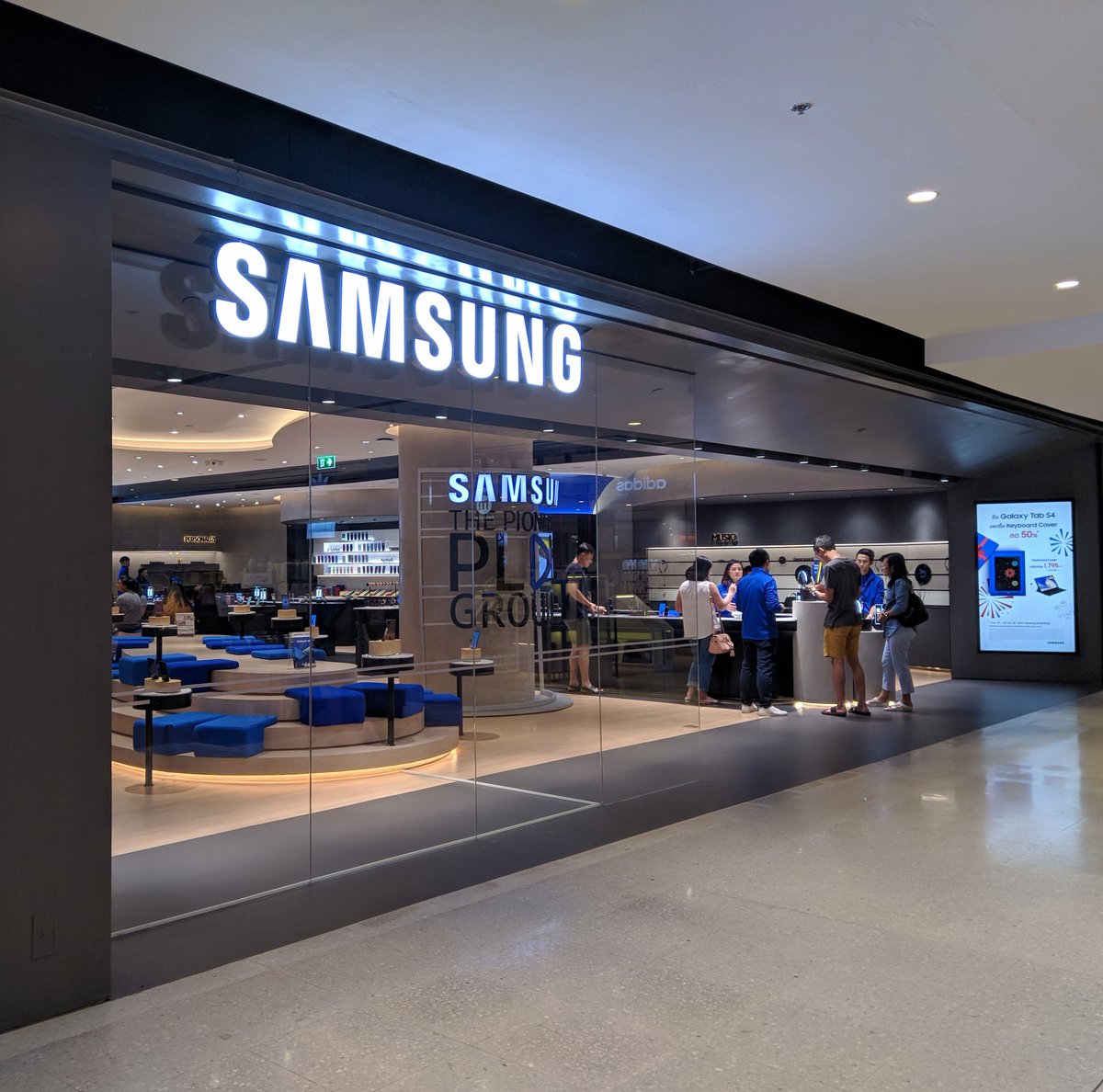 say_hi_coder's tweet image. The Largest Samsung Experience Store in Thailand ณ เซ็นทรัลเวิลด์