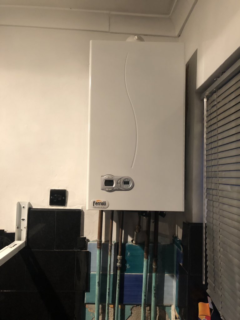 lee84_swifty's tweet photo. Boiler number 3 in the bag Betacom 24 MB3 separator for protection and neomitis stat. Landlord spesh 💯 @warmyourhome @andy_awgheating https://t.co/hVnxxwyEOE