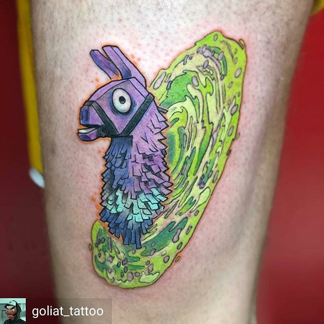 tatuajes_esp's tweet photo. Royal Victory de @goliat_tattoo -  #fornite #llama #llamafortnite #portal #rickandmorty #rickymorty #colortattoo #fornitetattoo #rickandmortytattoo #wtftattoo #murciatattoo #inked #eternalink #todoonadatatuajes 
#tatuajesytatuadores #followus #siguenos #… https://t.co/yj3ou7h6Jl https://t.co/wgkToa9XbW