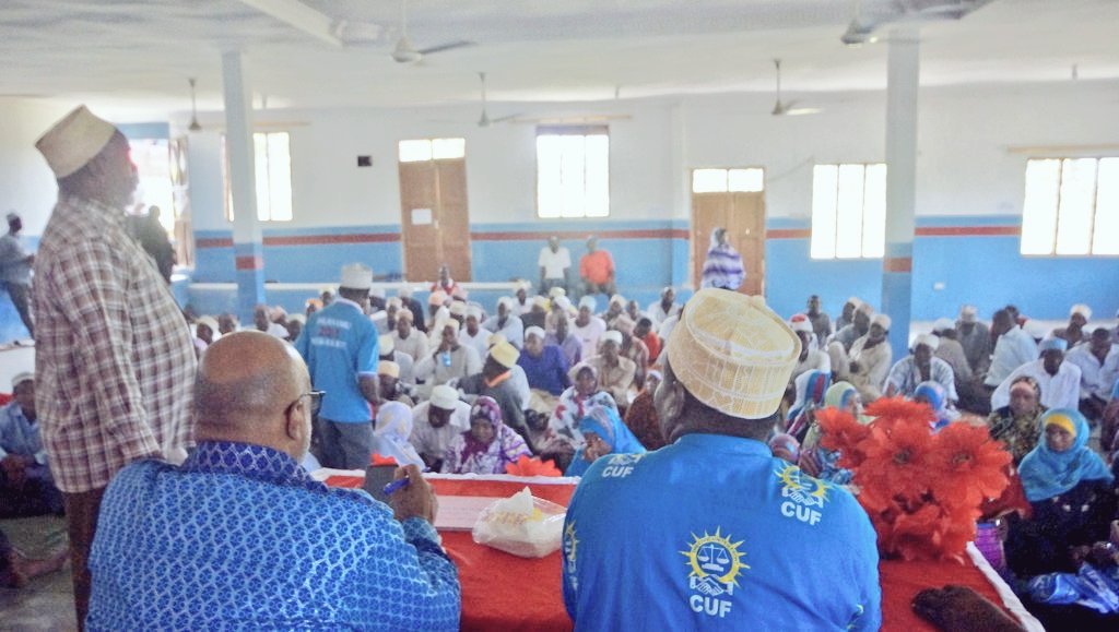 IsmailJussa's tweet photo. Naibu Katibu Mkuu wa #CUF -Zanzibar, Mhe. Nassor Ahmed Mazrui @MazruiNassor jioni ya leo amekamilisha siku ya kwanza ya ziara yake ya kiutendaji katika Mkoa wa Kusini Pemba kwa kukutana na Viongozi wa Chama wa Wilaya, Majimbo na Matawi kutoka katika Wilaya ya Chake Chake. https://t.co/nKbdLRgINy
