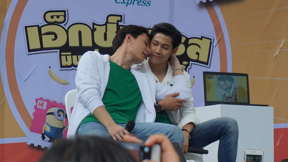 PanPanLover's tweet photo. 4⃣หลังจากนั้นด้วยความมานะ ชั้นนั่งรถจากสัตหีบเข้ากรุงเทพและนั่งรถทัวร์ไปอุดร เพื่อตามน้องไปงาน #lotusexpress อันนี้ระทึกจริงทั้งหลอน(เจอผีในห้องพักมีถุงยันต์แดง วิ่งเช็คเอ้าท์ตอน5ทุ่มมารอเครื่องบินที่แมค) ทั้งแดด ทั้งฝน
#บันทึกการติ่งปราชญา
#SingtoPrachaya
#สังกัดเด็กป๋า https://t.co/HWMmPtlUaW