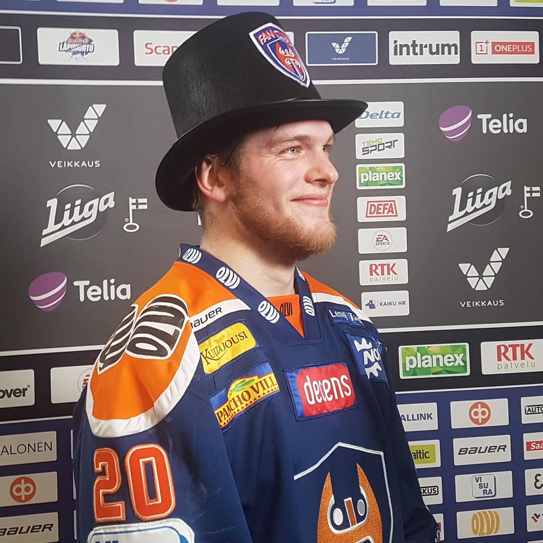 Tapparaofficial's tweet photo. Niko Ojamäki oli isoissa liekeissä Hakametsässä, kun Tappara kaatoi KalPan 5-2. Ojis iski pelissä NELJÄ maalia ja taisi olla paikat pariin muuhunkin. Keskiviikkona jatketaan kotona HPK:ta vastaan! #Tappara #Liiga https://t.co/nzIKOBkKcj
