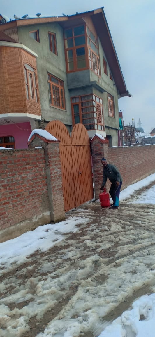iocljk's tweet photo. Srinagar Based distributor on way to supplying Indane Refills in suburbs of Srinagar city, J&amp;K. Snowy lanes , Slippery Conditions, Chilling Cold - Service Before Self - Sole Motto.@IndianOilcl @DirMktg_iocl @ioclpunjab @ChairmanIOCL https://t.co/TqF120MUB7