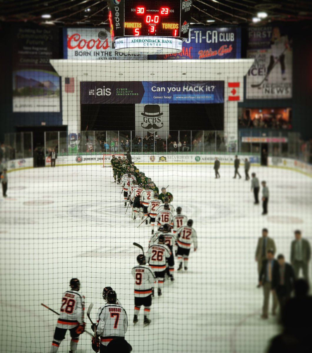 CityofUtica's tweet photo. @UCPioneers defeated Skidmore last night @ADKBankCenter 5-1, great job gentlemen! #WeAreUtica #UticaStartsWithYou #bestlittlecity #uticacollegehockey https://t.co/lIxxM2UnNh