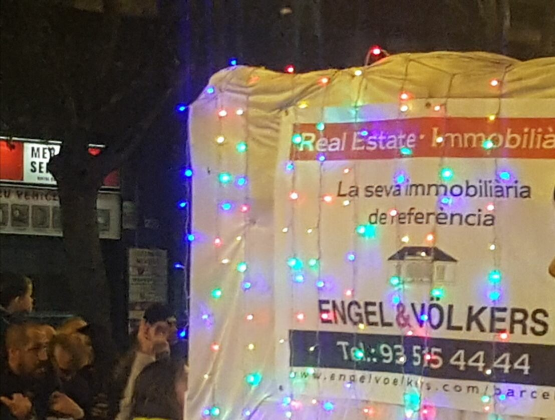 GHLesCorts's tweet image. Així esperen els #ReisMags els nens i les nenes de #lesCorts. Amb l'excusa del Nadal es promocionen les especuladores que ens expulsen dels barris. Quants anys més es podran permetre de viure al barri aquestes famílies?