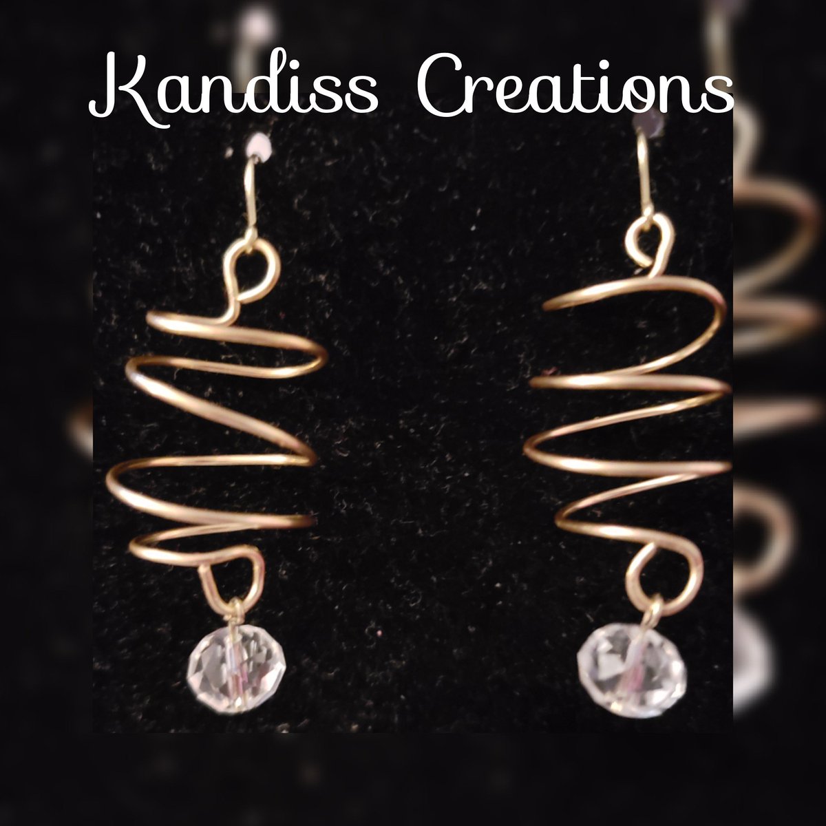 KandissCreation's tweet image. Non tarnish gold wire made with a jig.  #kandisscreations #anothercreation #jewelry #handmade #unique #supportsmallbusiness #earrings #handcrafte #handcraftedbyme #jewelrylover #2019