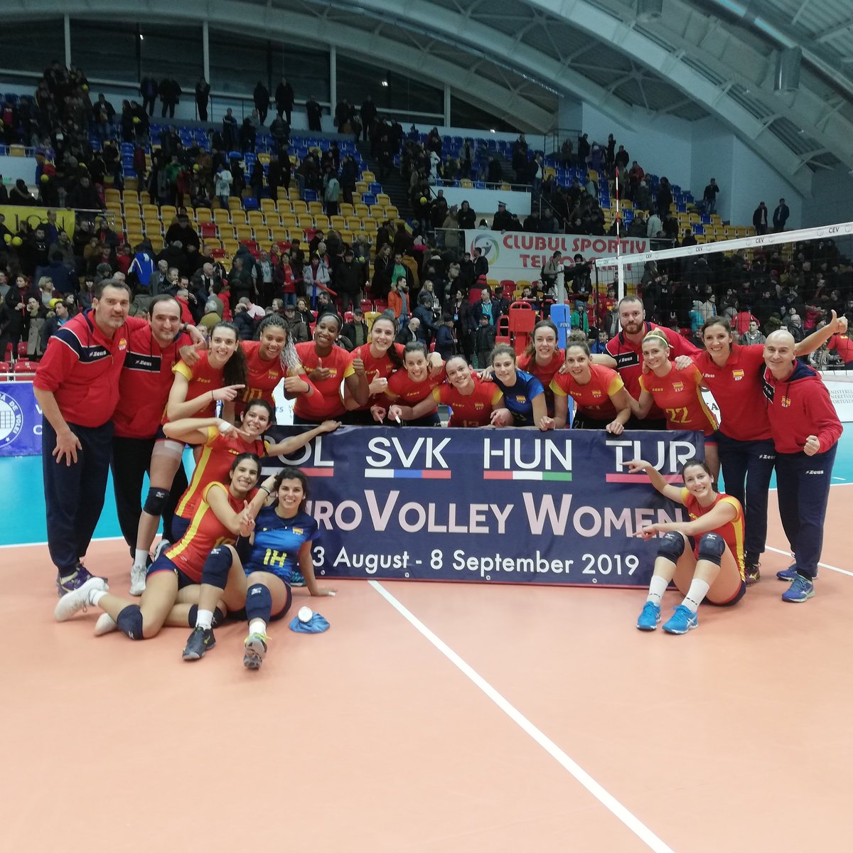 RFEVB's tweet photo. DE VUELTA AL #EuroVolleyW . ESPAÑA derrota a Rumanía en el desempate para sellar su billete al Campeonato de Europa. https://t.co/WkHFvO80lL https://t.co/C3Mdt9h4a8