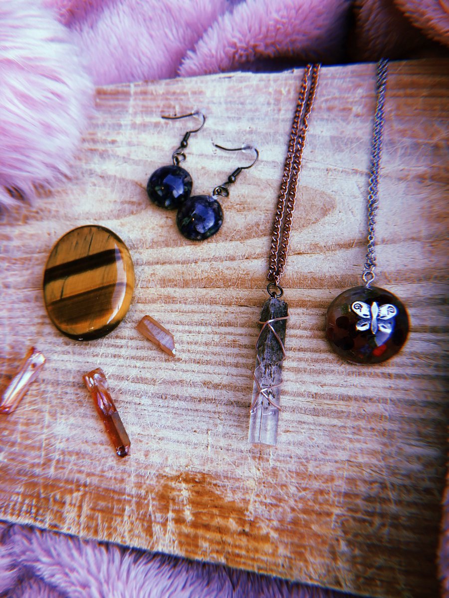 lunarlana_'s tweet image. ~ GROOVY • GIVEAWAY!! ~

One person will receive everything pictured! All you have to do is give me a follow, rt and tag 1 friend 🌸🌸🌸

Good luck beautiful souls ~
This giveaway will end 1/09 💗