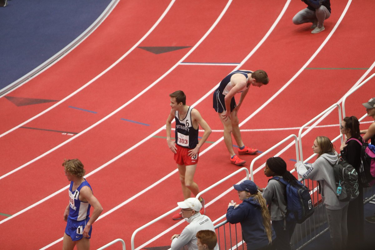 9:50.41! Jacob Hamacher of <a href="/PatriotXCTandF/">Coach Daniels</a> walks his competition down FTW in the 3200!

#BulldogInvite is LIVE --> va.milesplit.com/articles/25418…
