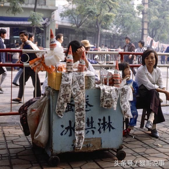 People of Chongqing in early 1980s. Some Chongqing women already very fashionable!